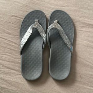 Vionic flip flops